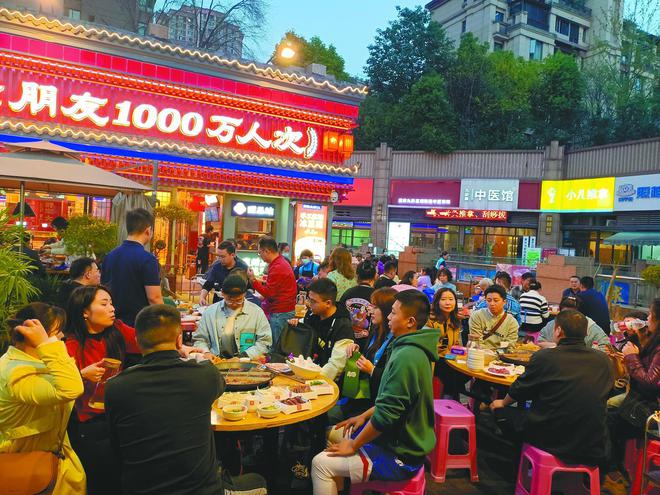 25 重庆火锅的热辣滚烫麻将胡了消费周刊丨20(图2)