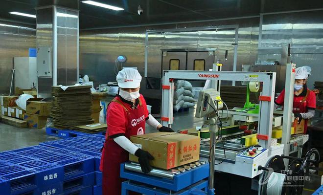 烹百味 匠心熬就“味滋香”PG电子麻将胡了一勺底料(图3)