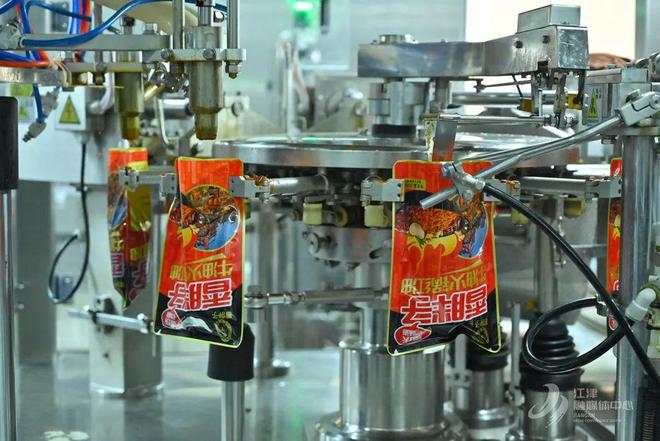烹百味 匠心熬就“味滋香”PG电子麻将胡了一勺底料(图12)