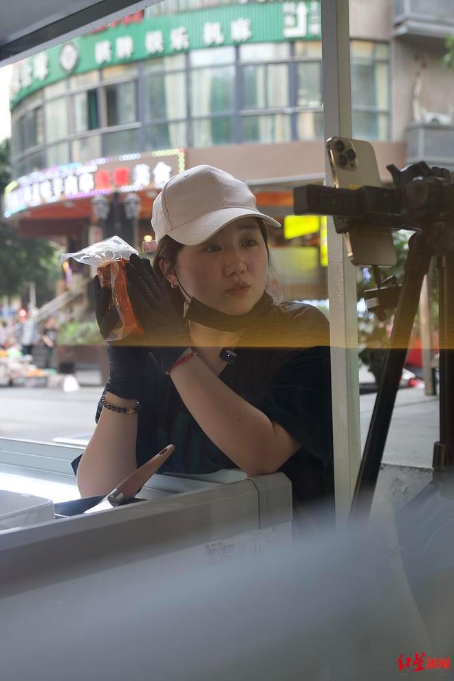 妈近况曝光！摆摊卖甜品想踏出重生第一步PG电子麻将胡了“重庆姐弟坠亡案”妈(图8)