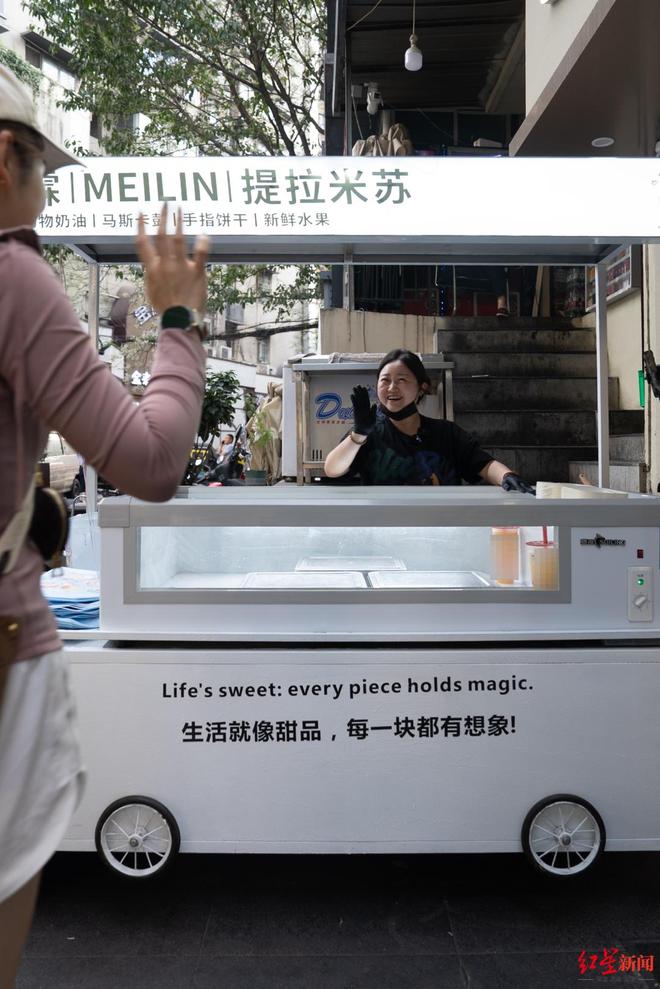 妈近况曝光！摆摊卖甜品想踏出重生第一步PG电子麻将胡了“重庆姐弟坠亡案”妈(图4)