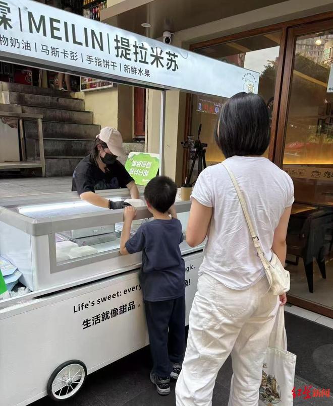 妈近况曝光！摆摊卖甜品想踏出重生第一步PG电子麻将胡了“重庆姐弟坠亡案”妈(图3)